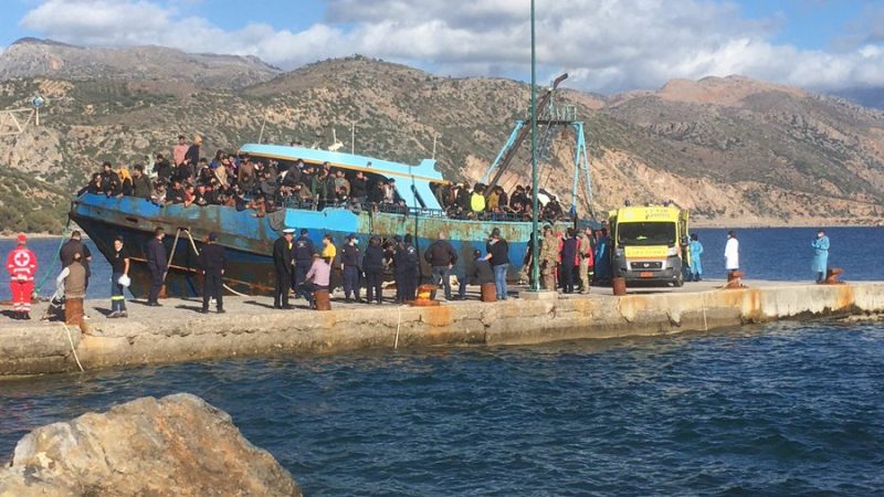 Boot mit fast 500 Menschen an Bord kommt in Kreta an